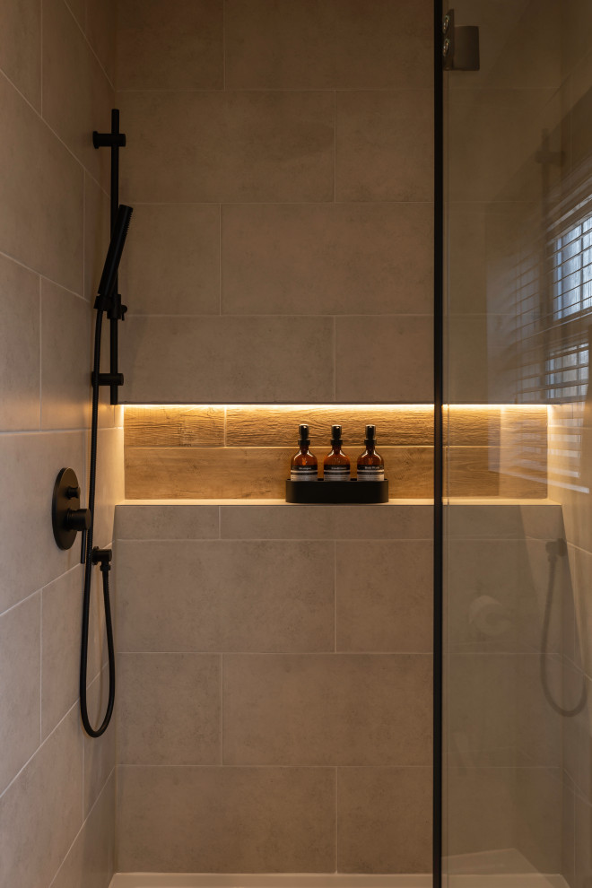 エセックスにあるラグジュアリーな広いトランジショナルスタイルのおしゃれな浴室の写真