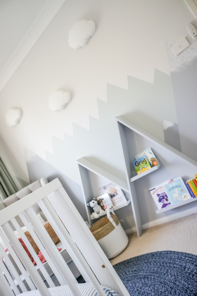 Exemple d'une petite chambre de bébé garçon scandinave.