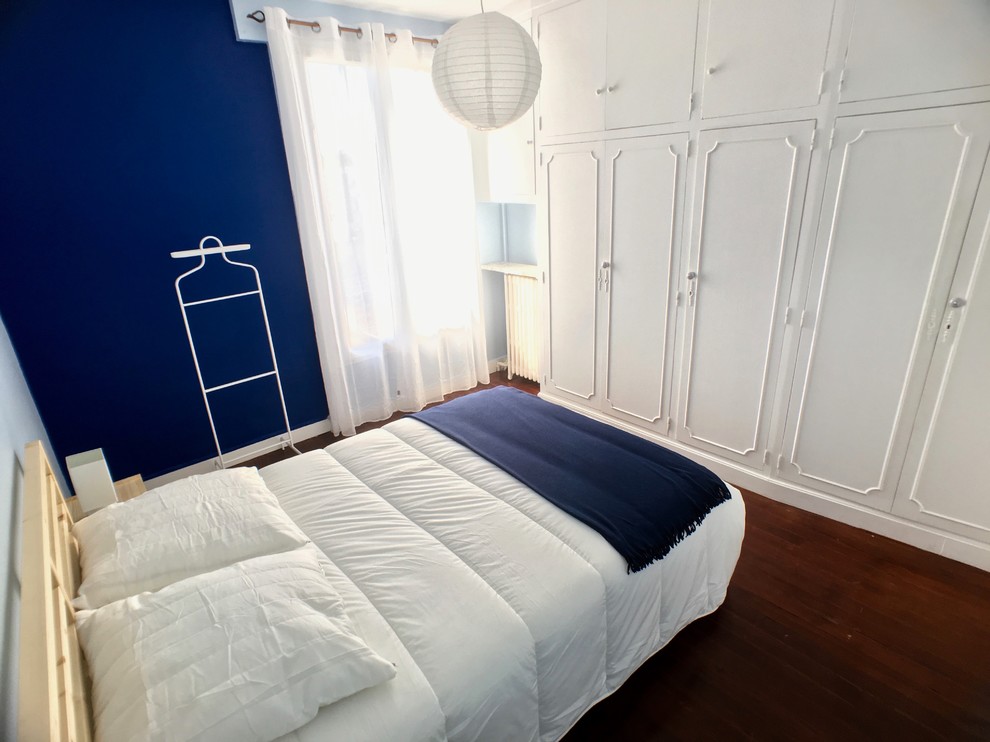 Chambre parentale?[Idées déco pour chambre parentale With un mur bleu, parquet foncé and un sol marron.]:[Idées déco pour chambres parentales With un mur bleu, parquet foncé and un sol marron.]