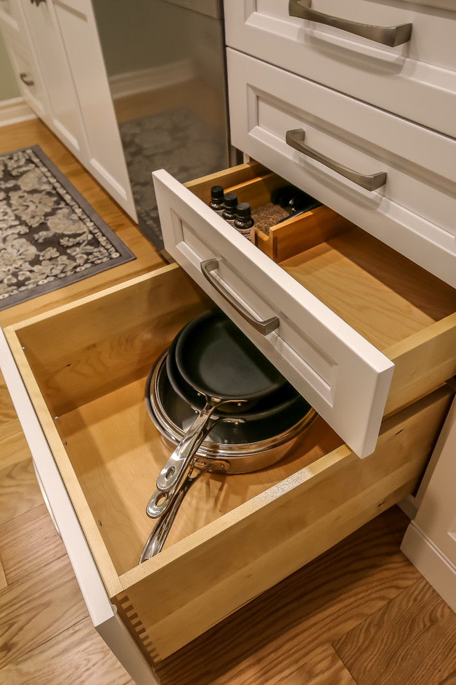 Kitchen - transitional kitchen idea in Toronto