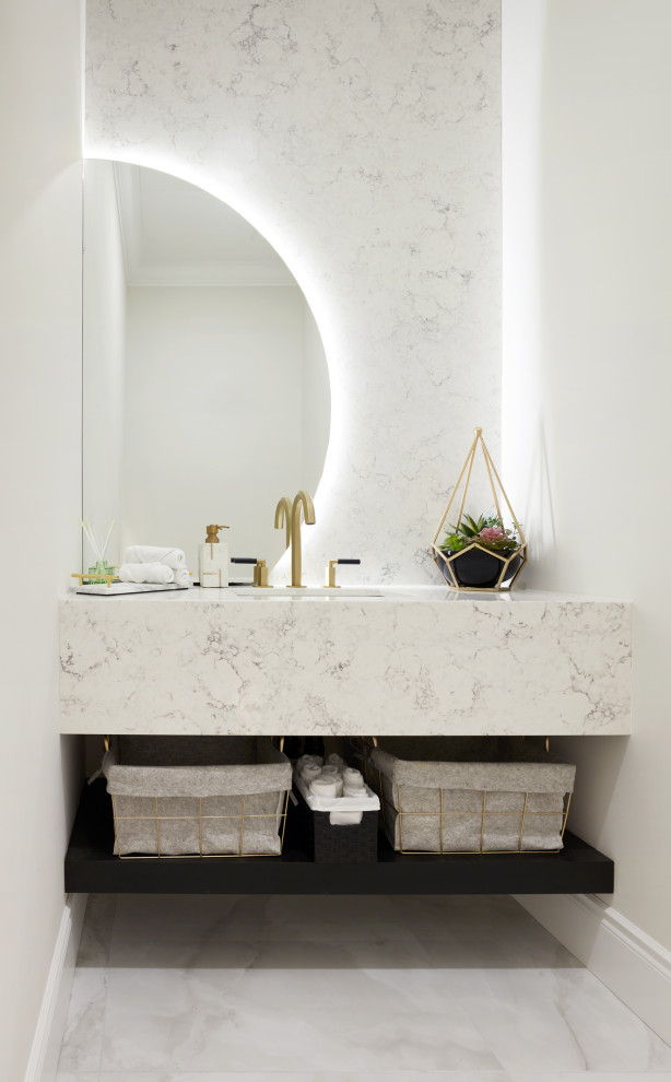 Kleine Moderne Gästetoilette mit weißen Schränken, Quarzwerkstein-Waschtisch, weißer Waschtischplatte und schwebendem Waschtisch in Toronto