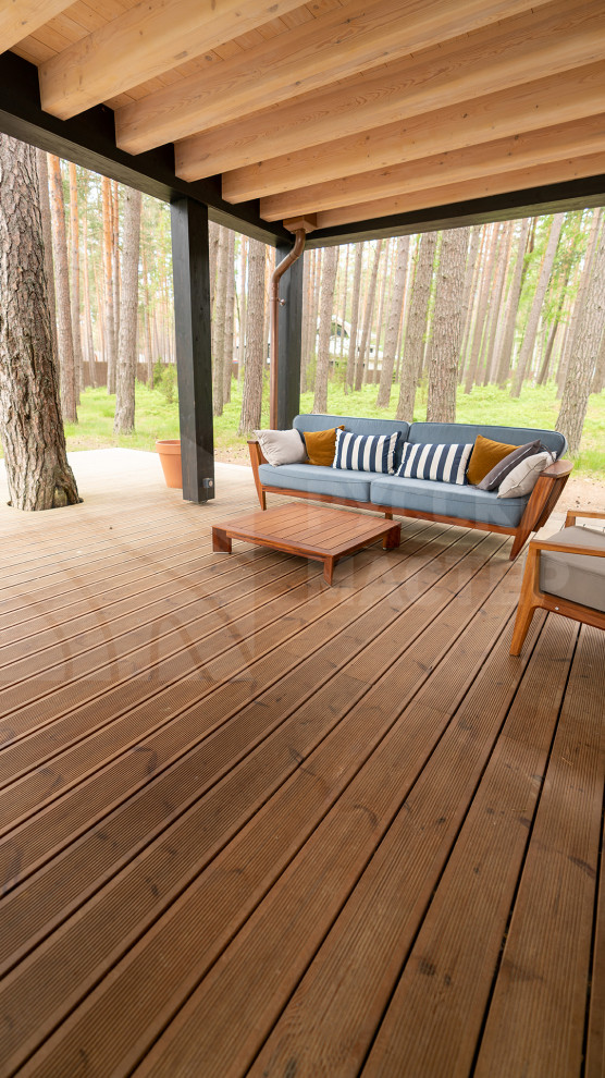 Современный дизайнерский дом с террасой и отделкой из дранки