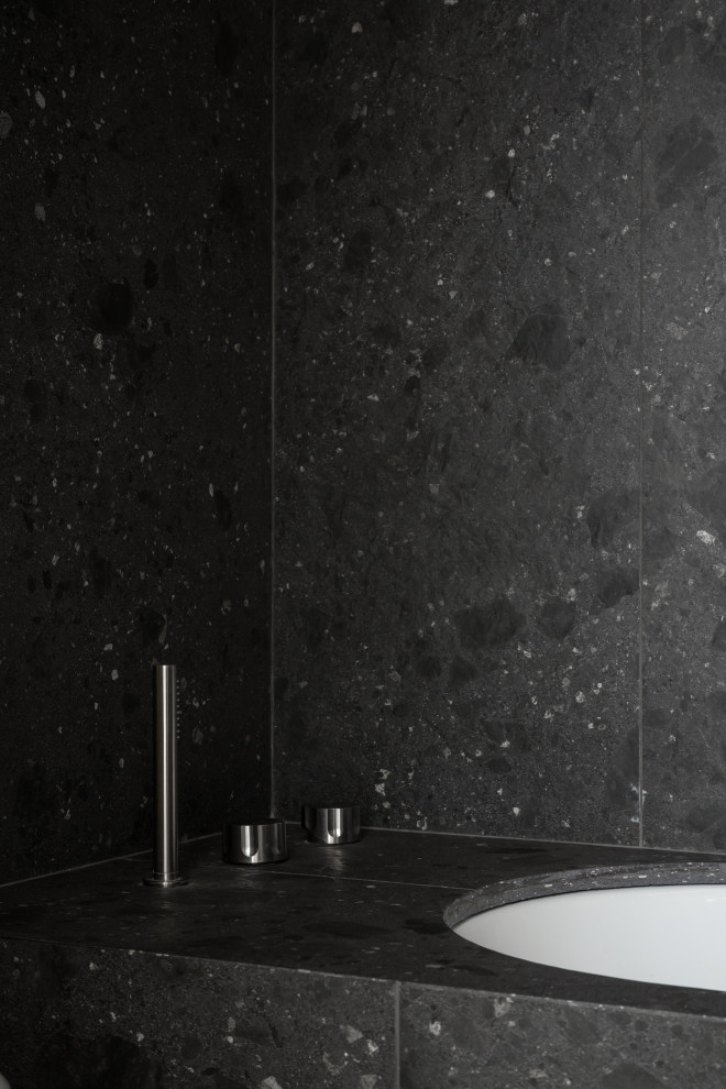 Idéer för att renovera ett litet 50 tals svart svart badrum med dusch, med luckor med upphöjd panel, bruna skåp, ett undermonterat badkar, en dusch/badkar-kombination, en toalettstol med separat cisternkåpa, svart kakel, porslinskakel, gröna väggar, betonggolv, ett fristående handfat, kaklad bänkskiva, grönt golv och dusch med gångjärnsdörr