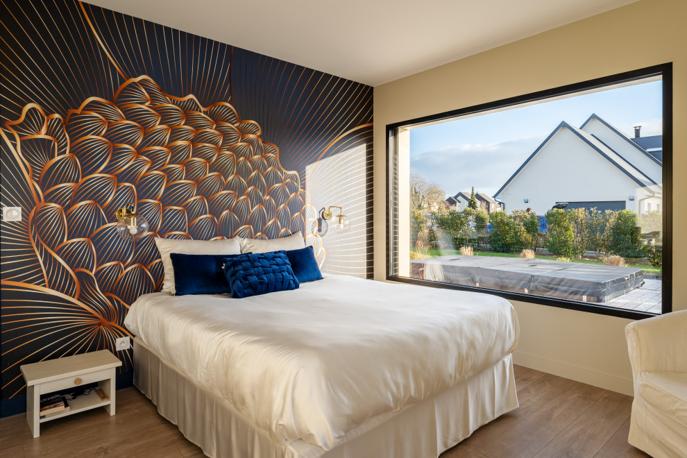 Свежая идея для дизайна: большая хозяйская спальня в стиле фьюжн с синими стенами, полом из ламината и обоями на стенах без камина - отличное фото интерьера