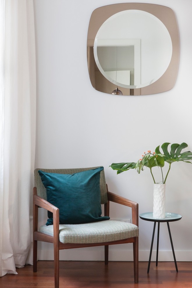 Mid-Century Wohnzimmer mit grauer Wandfarbe in Berlin