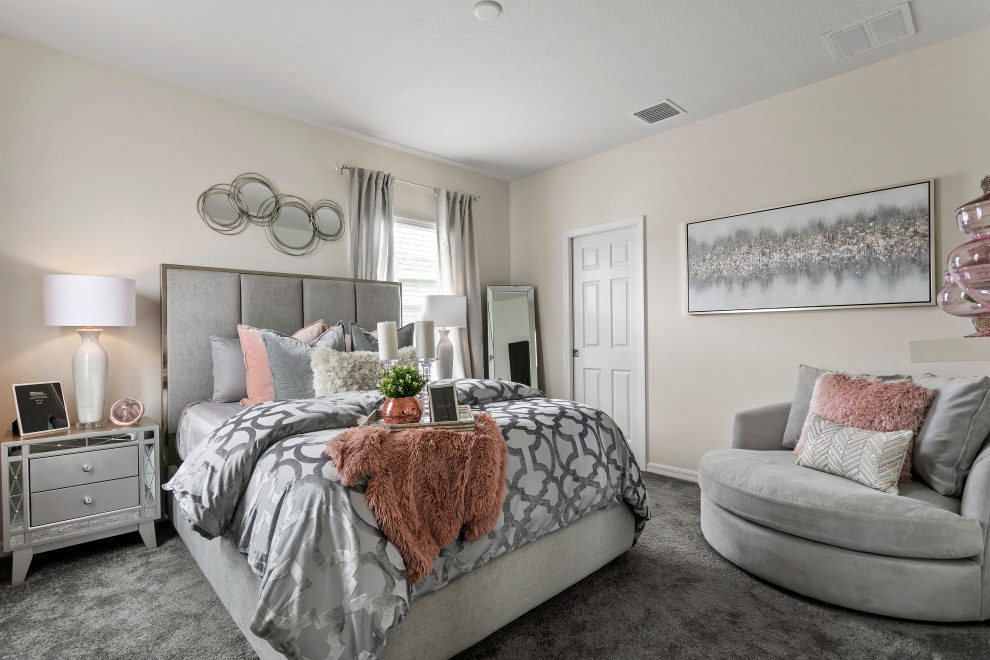 Пример оригинального дизайна: гостевая спальня (комната для гостей) в стиле неоклассика (современная классика) с белыми стенами, ковровым покрытием и серым полом