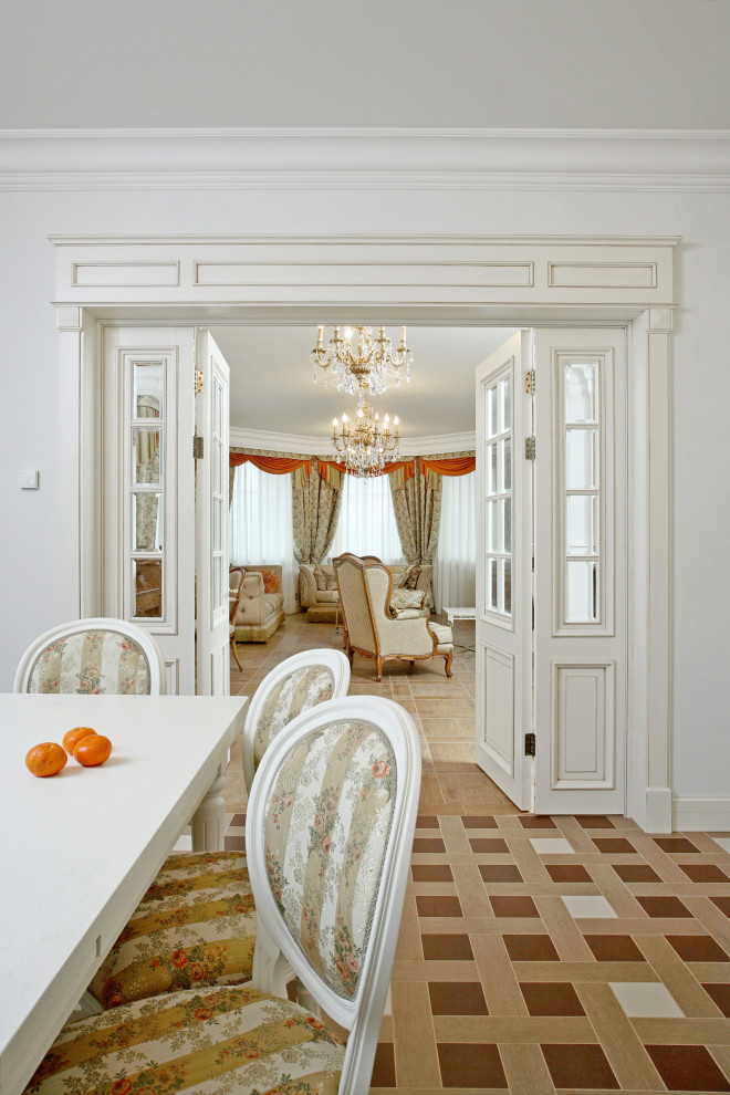 Idee per un grande soggiorno chic con pavimento in gres porcellanato e pavimento marrone