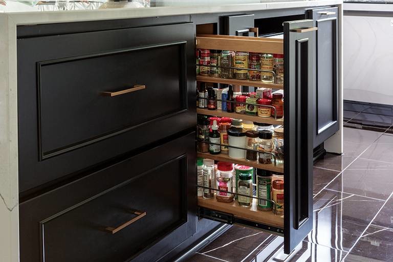 Eat-in kitchen - mid-sized transitional l-shaped porcelain tile and black floor eat-in kitchen idea with an undermount sink, shaker cabinets, white cabinets, quartz countertops, metallic backsplash, glass tile backsplash, stainless steel appliances, an island and gray countertops