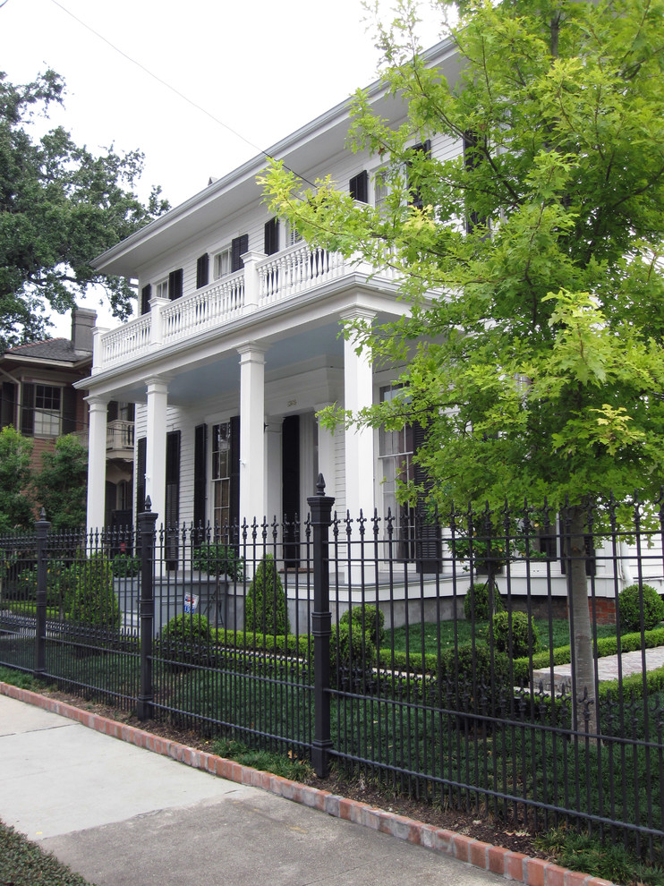 Design ideas for a traditional front yard landscaping in New Orleans.