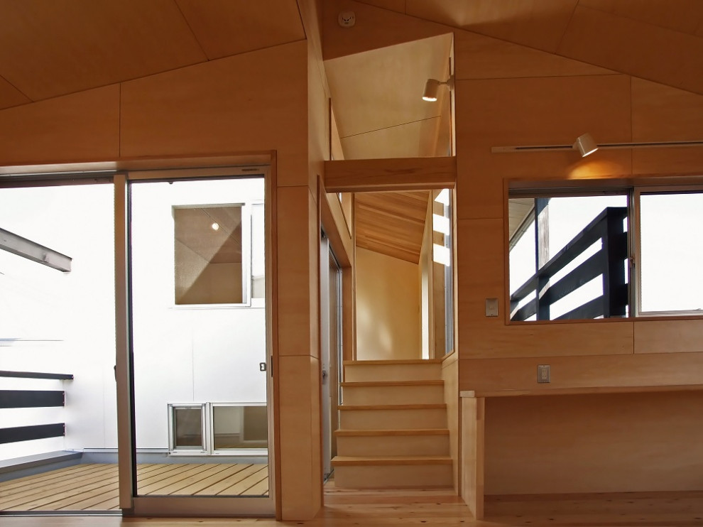Esempio di una cameretta per bambini da 4 a 10 anni moderna con parquet chiaro e soffitto in legno