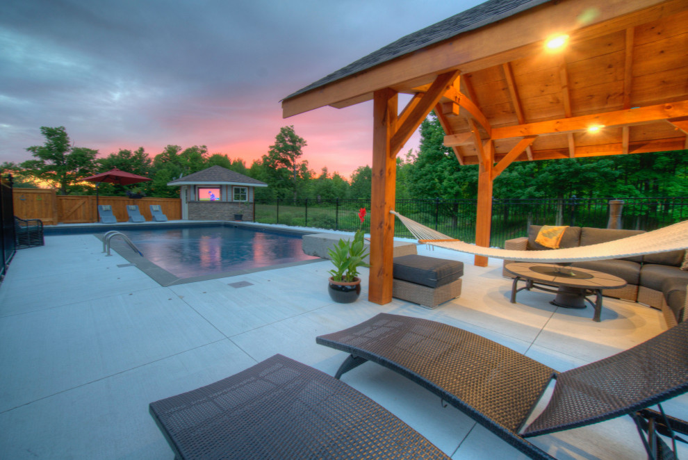 Example of an arts and crafts home design design in Toronto