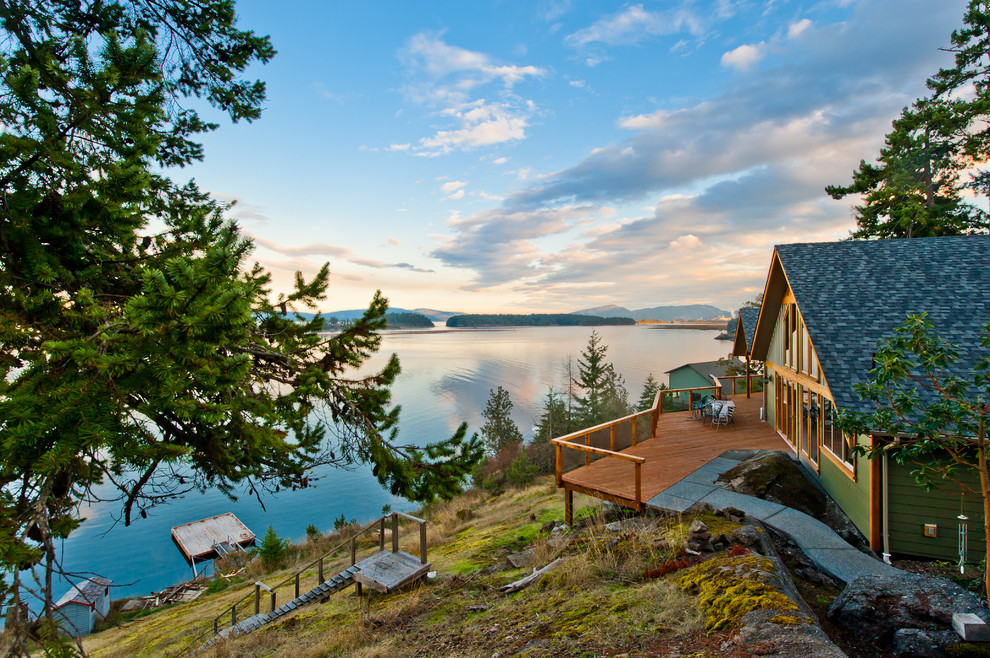 Mountain style deck photo in Vancouver