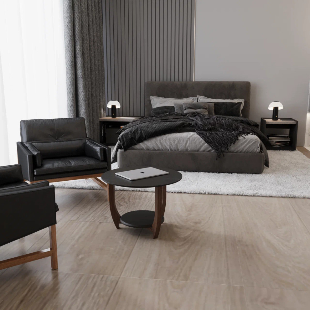 Журнальный столик ДОМОВОЙ в гостиной с кожаным диваном