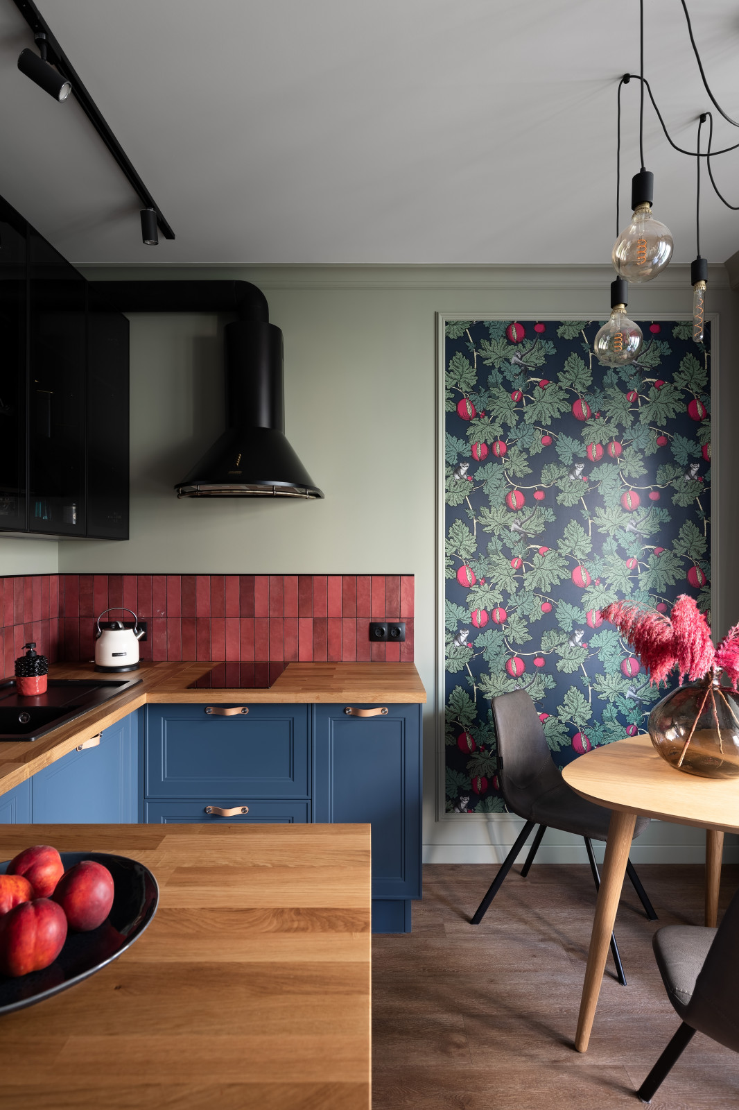 Квартира с голубой кухней и детской с шалашом