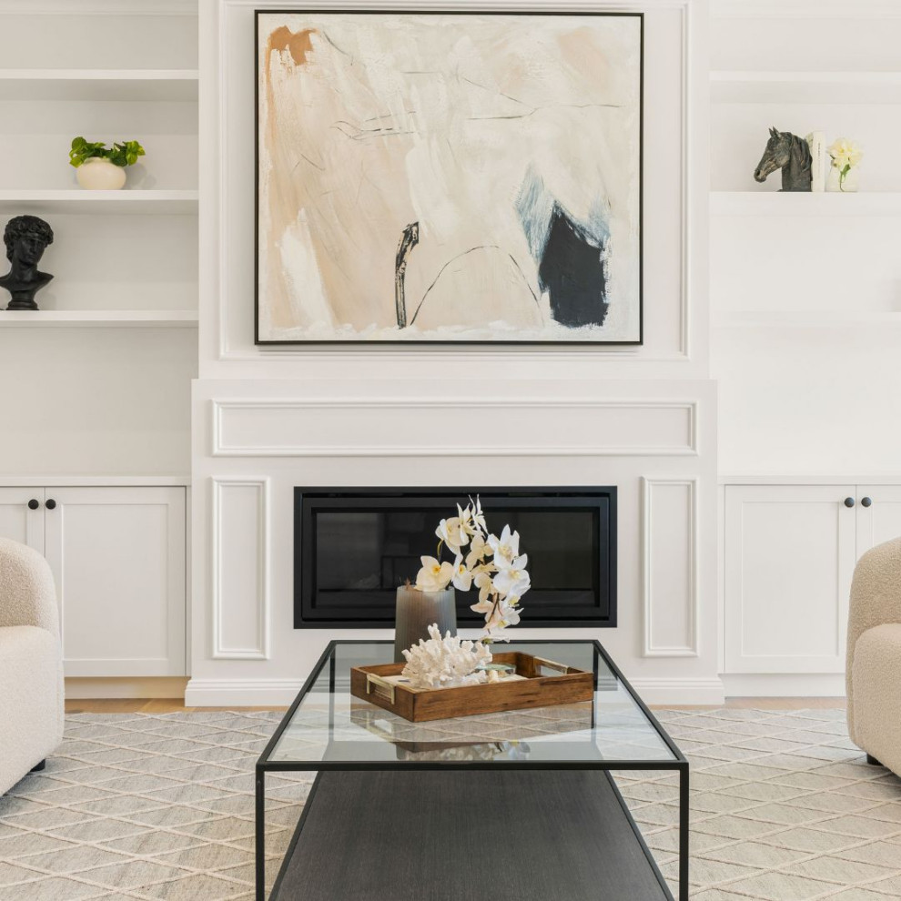 Cette image montre un grand salon minimaliste ouvert avec une salle de réception, un mur blanc, parquet clair, une cheminée double-face, un manteau de cheminée en plâtre et un sol beige.