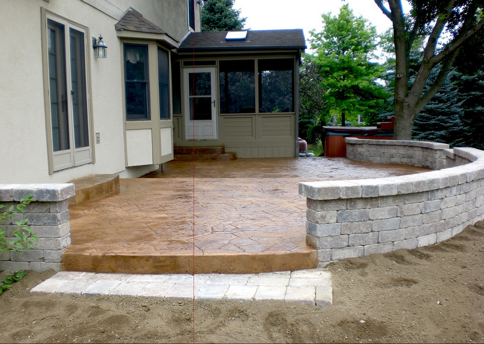 Example of a mid-sized transitional backyard deck design in Nashville with no cover