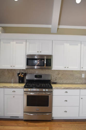 Kitchen - transitional kitchen idea in Chicago