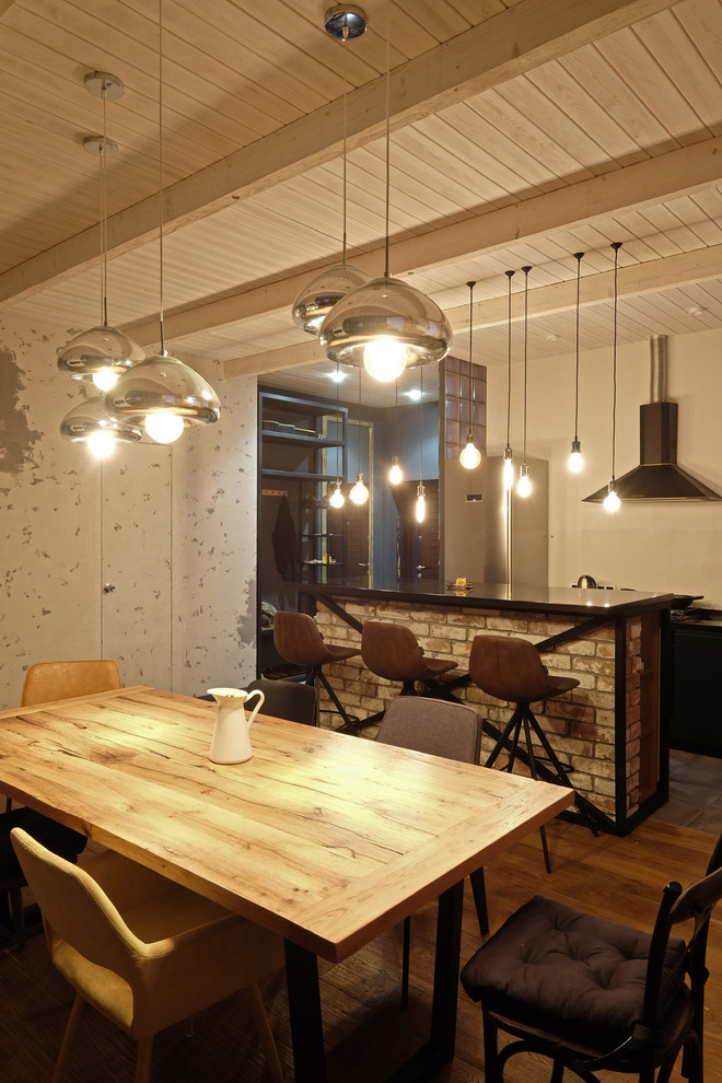 Гостиная с видом на обеденный стол