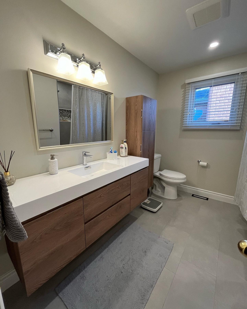 Example of a transitional bathroom design in Toronto