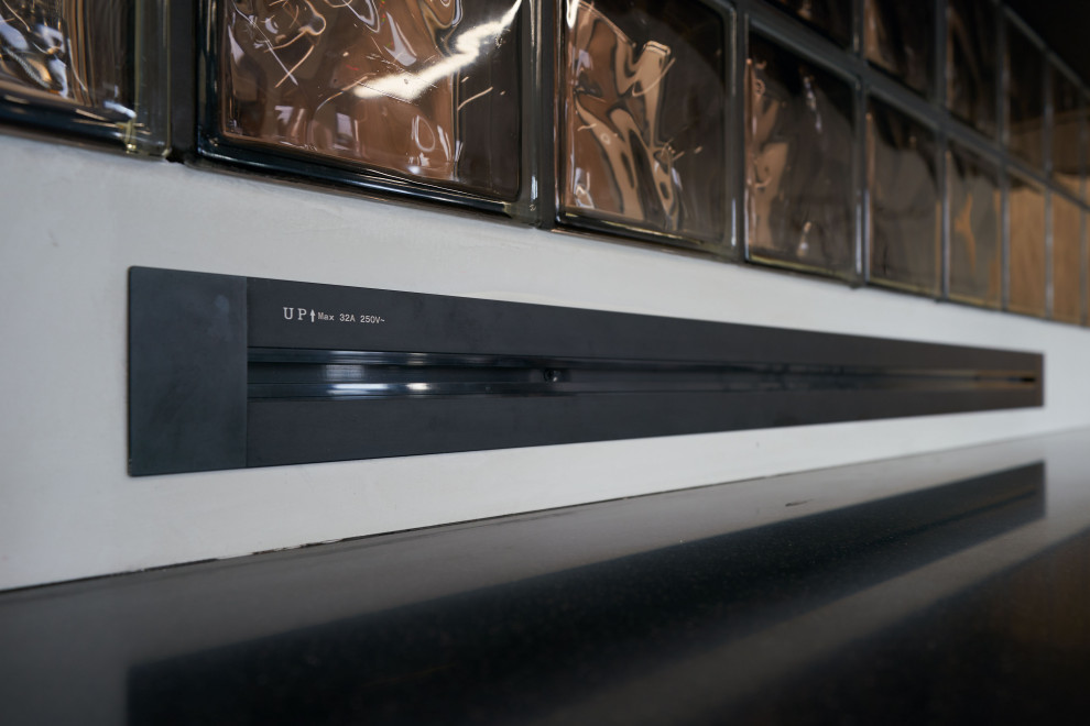 Кухня с зеркальными фасадами