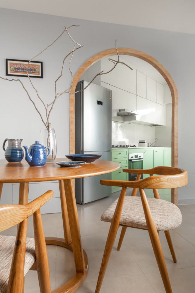 Design ideas for a transitional dining room in Bengaluru.