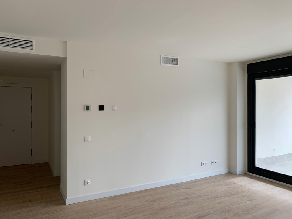 Imagen de comedor escandinavo de tamaño medio abierto con paredes blancas y suelo de madera clara