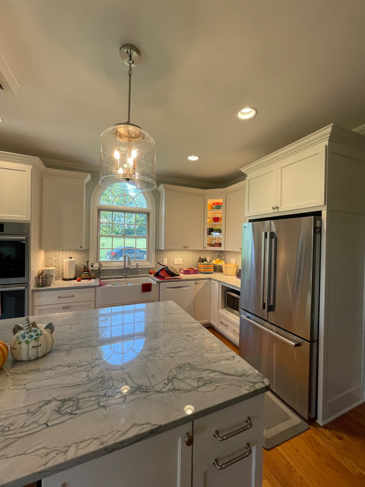 Eat-in kitchen - large transitional light wood floor and brown floor eat-in kitchen idea with an undermount sink, shaker cabinets, white cabinets, quartzite countertops, green backsplash, marble backsplash, stainless steel appliances, an island and gray countertops
