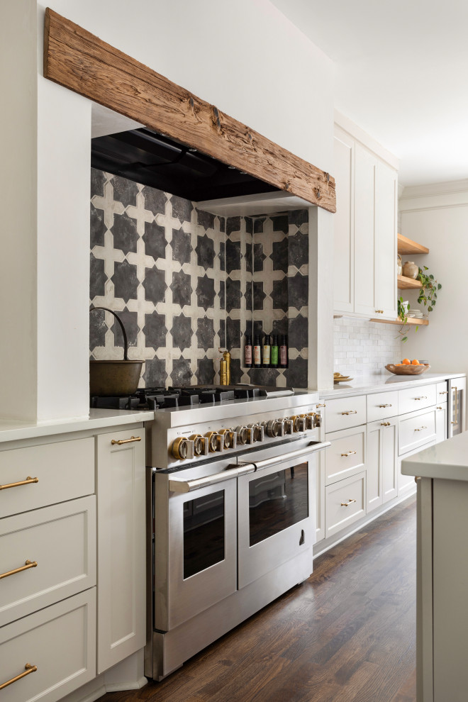 Transitional kitchen photo in Nashville