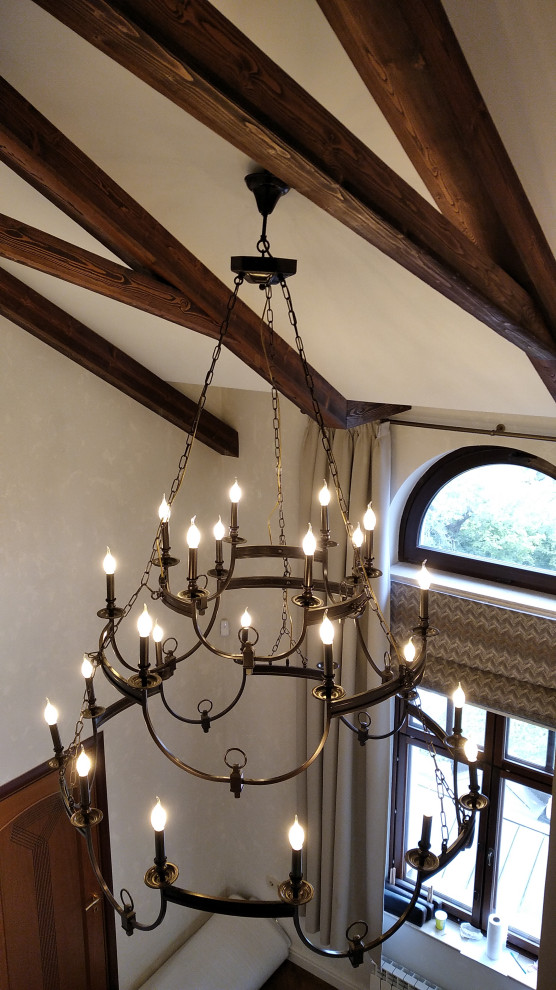 Декоративные балки из лиственницы в двухэтажной квартире в центре Москвы