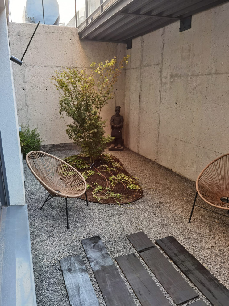 Exemple d'une petite terrasse asiatique avec une cour et du gravier.