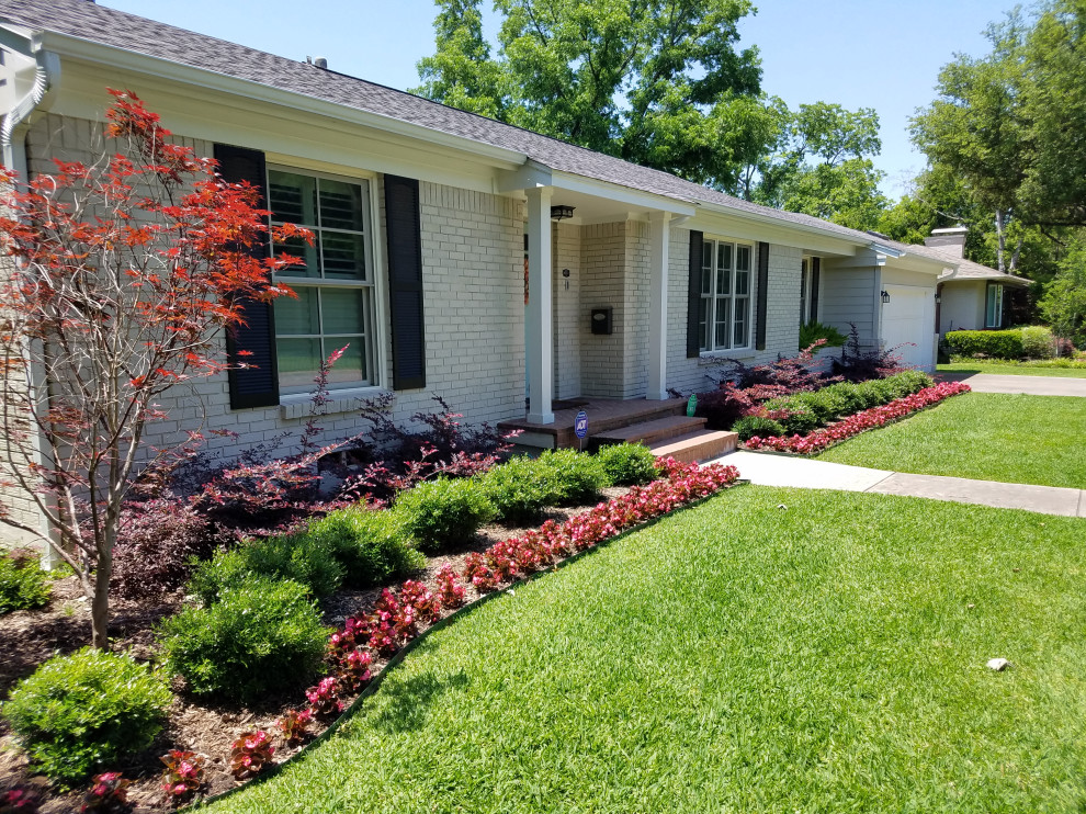 Traditional Front yard Landscape