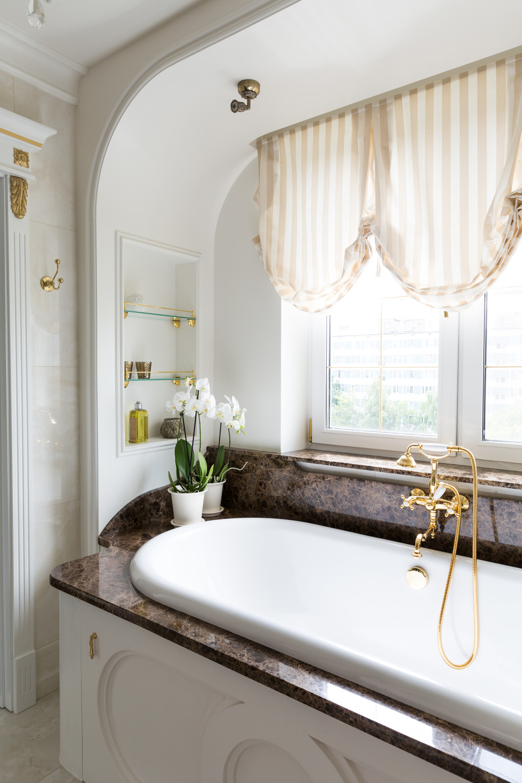 Квартира с зелёной кухней и романтичной ванной