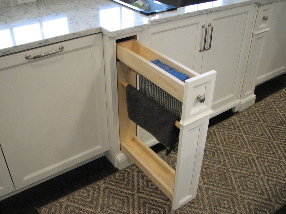 Example of a transitional home design design in Boston