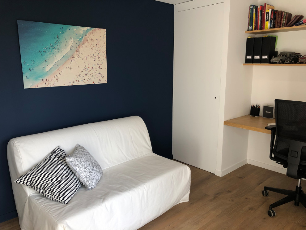 Kleines Modernes Arbeitszimmer ohne Kamin mit Arbeitsplatz, blauer Wandfarbe, Vinylboden, freistehendem Schreibtisch und beigem Boden in Saint-Etienne