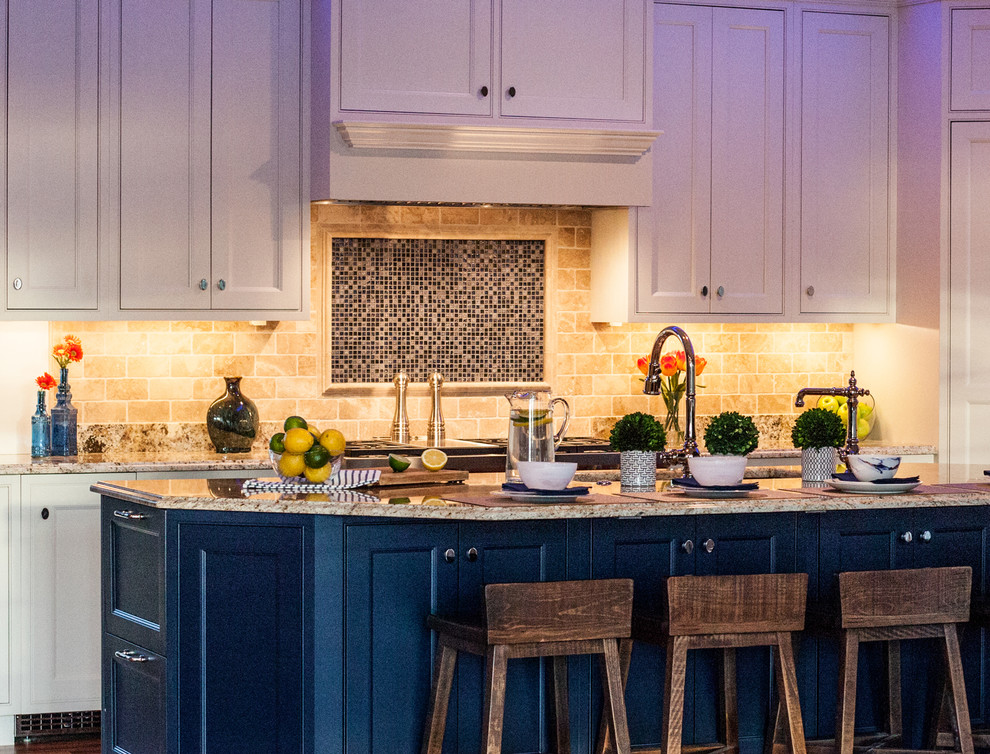 Example of a transitional home design design in Cincinnati