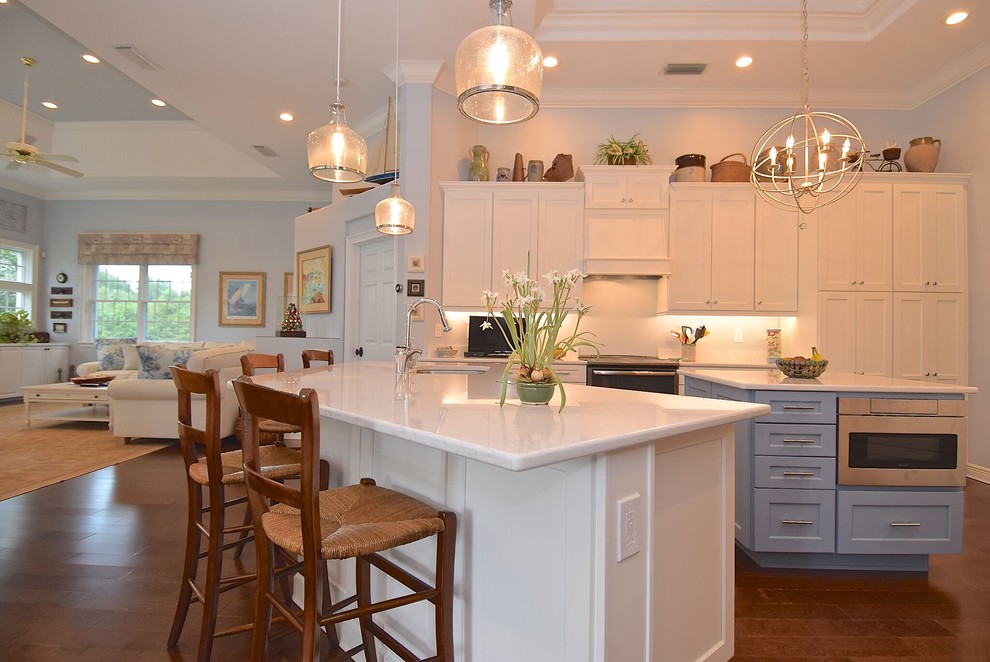 Transitional kitchen photo in Tampa