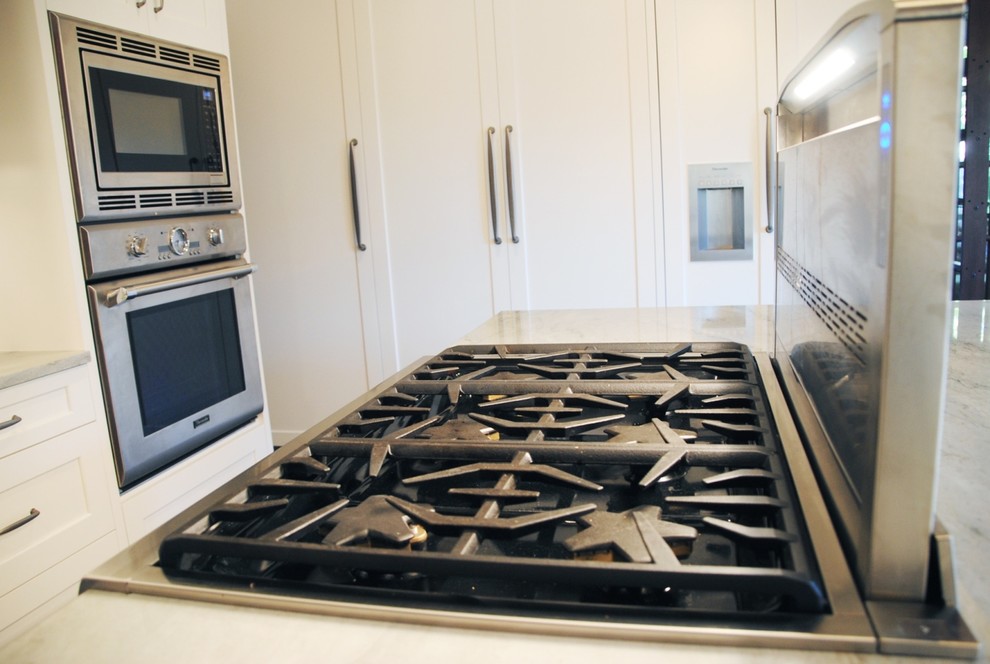 Transitional home design photo in Vancouver