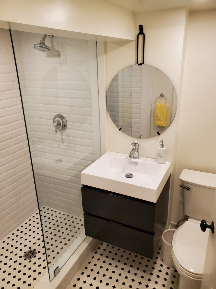 Example of a transitional basement design in Toronto