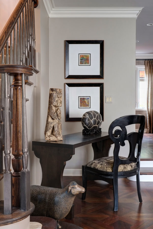 Example of an eclectic entryway design in Chicago