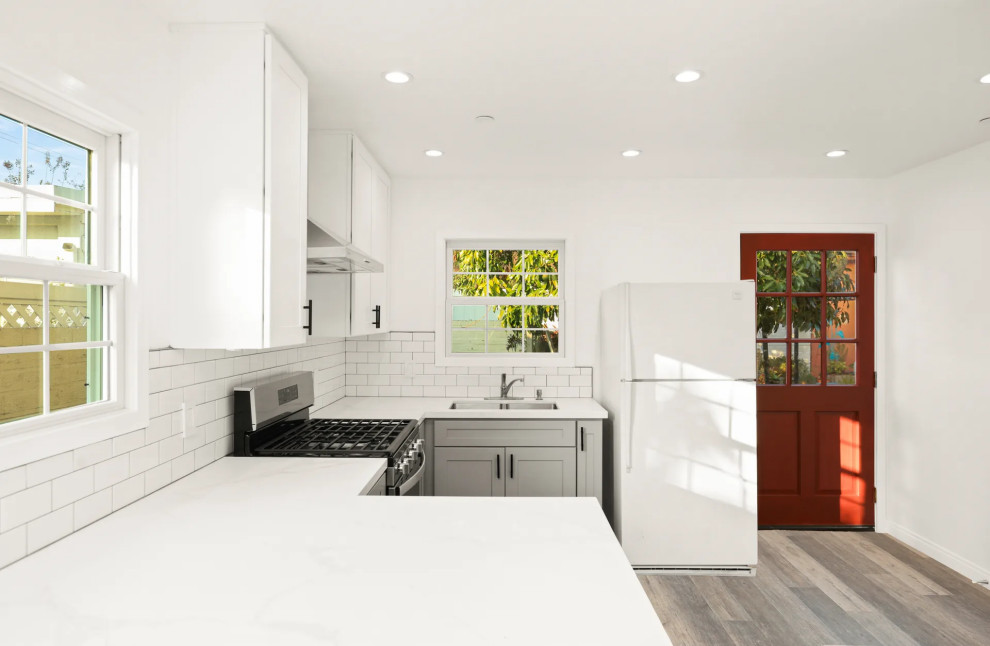 Kitchen - transitional kitchen idea in Orange County