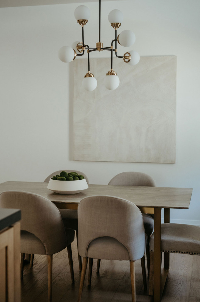 Dining room - dining room idea in Toronto