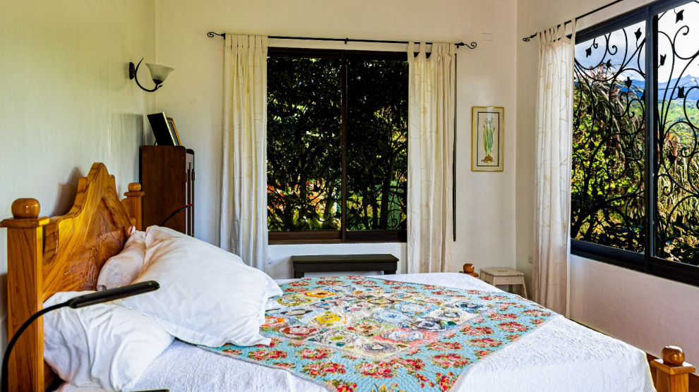 Стильный дизайн: хозяйская спальня среднего размера в стиле модернизм с белыми стенами, полом из керамической плитки, бежевым полом и кирпичными стенами - последний тренд