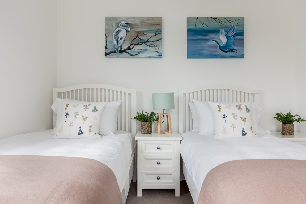 ドーセットにあるトランジショナルスタイルのおしゃれな子供部屋 (白い壁、カーペット敷き、児童向け、茶色い床) の写真