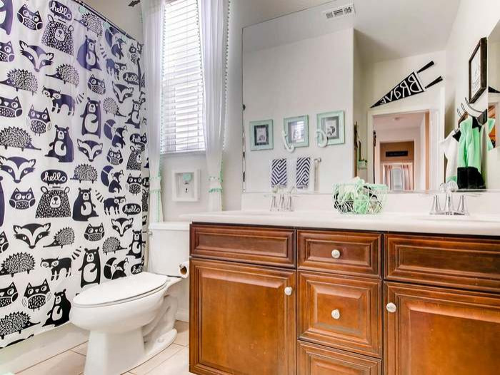 Modern Farmhouse - Fun, modern, kids unisex bathroom with woodland creatures