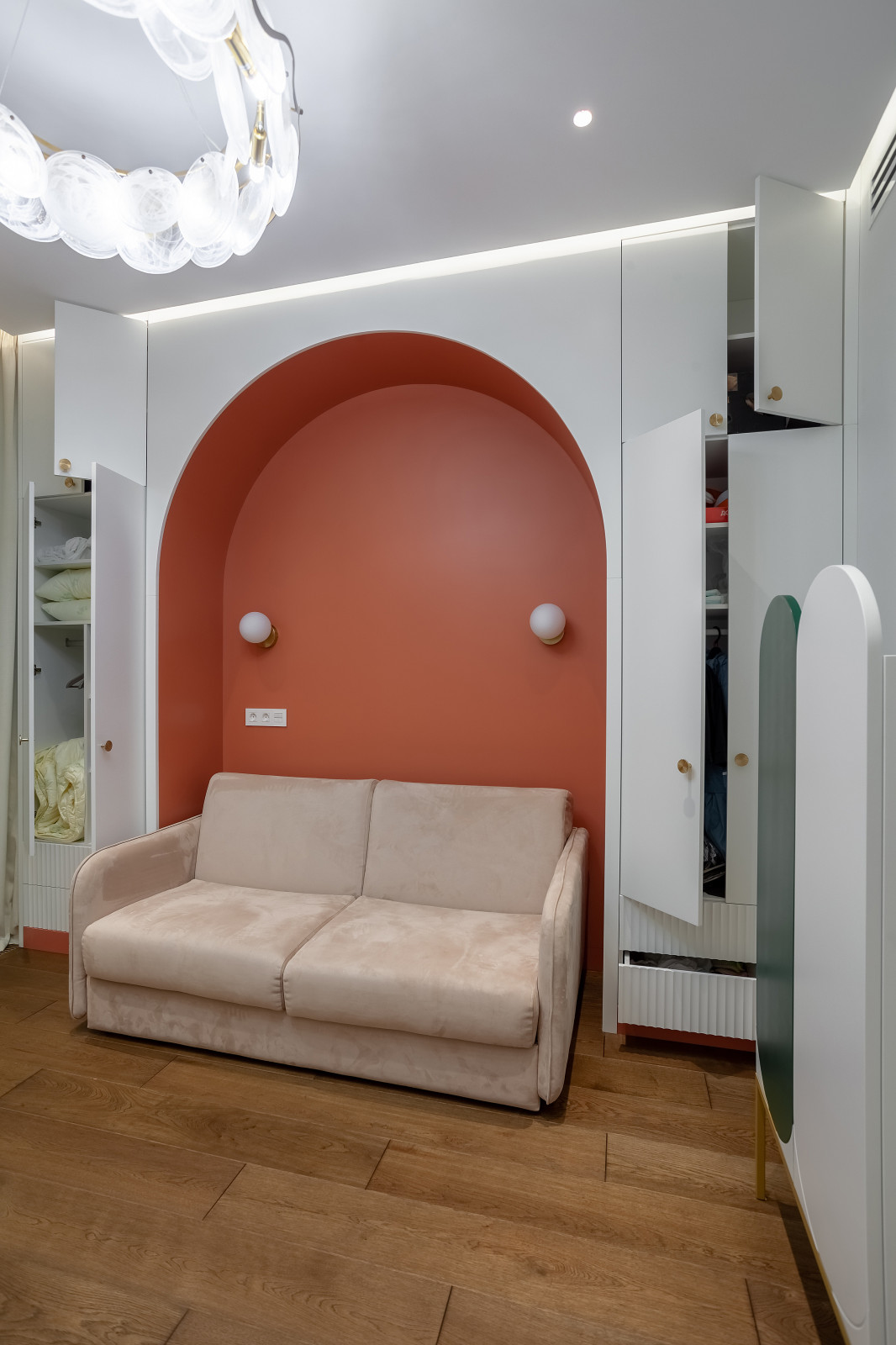 Два шкафа, соединенные большой аркой из фальшпанелей из гипсокартона