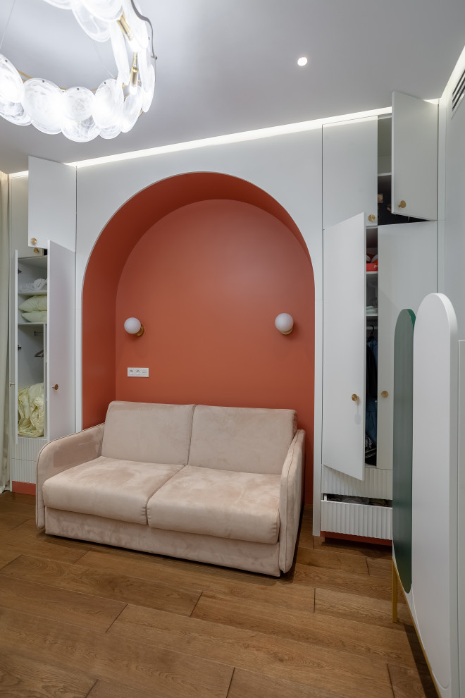 Два шкафа, соединенные большой аркой из фальшпанелей из гипсокартона