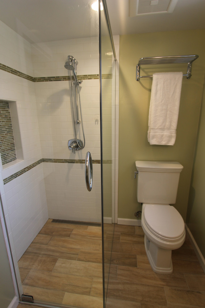 Foto di una piccola stanza da bagno design con doccia a filo pavimento, WC a due pezzi, piastrelle bianche, pareti verdi, pavimento in gres porcellanato, pavimento beige e un lavabo