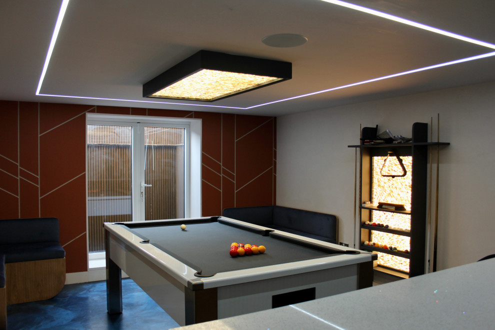 Cette image montre une grande salle de séjour minimaliste ouverte avec salle de jeu, un téléviseur fixé au mur, un sol bleu, du lambris et éclairage.