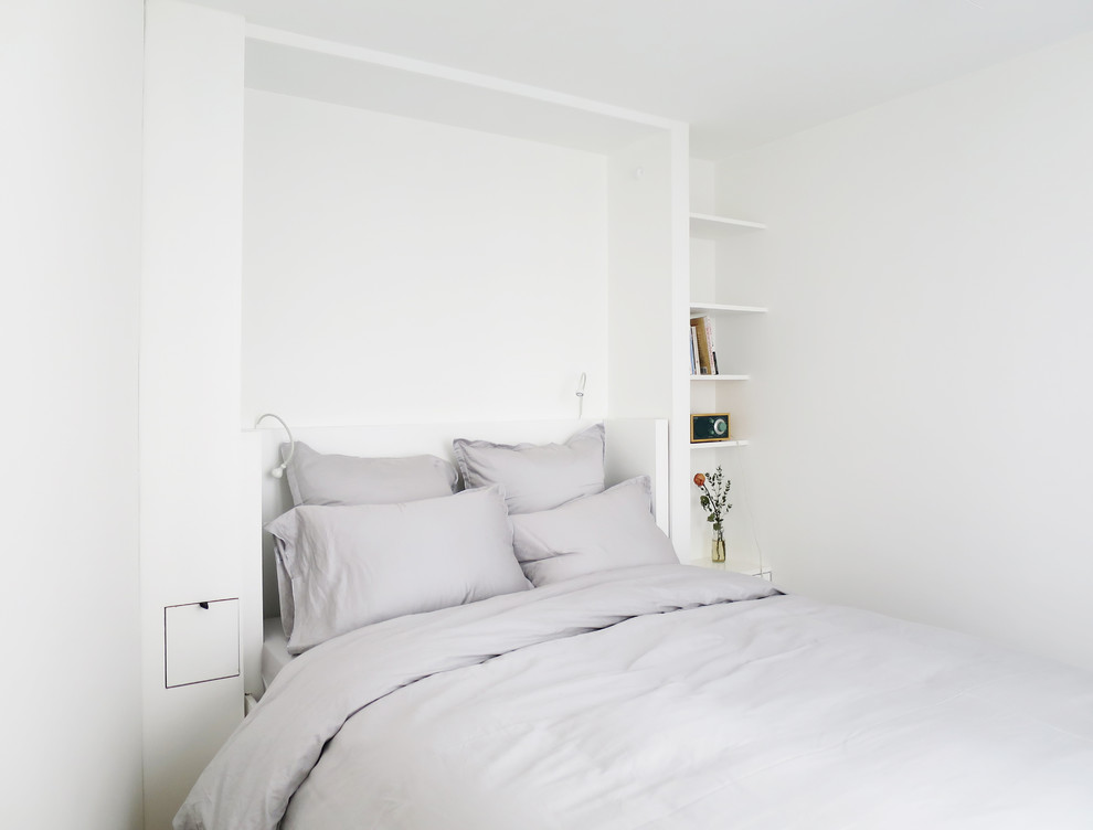 This is an example of a small scandinavian master bedroom in Paris.