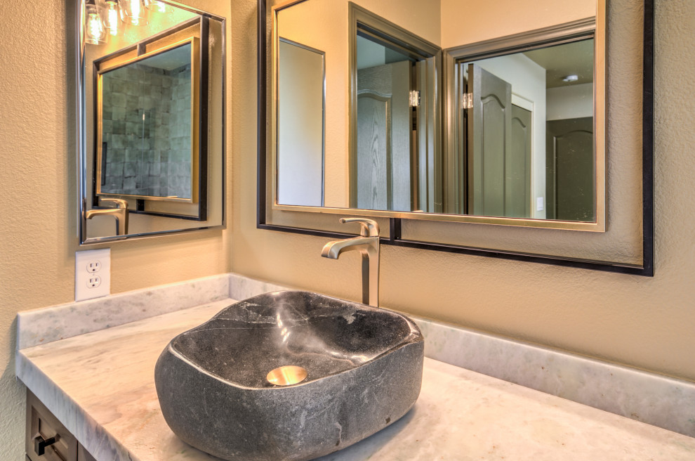 Transitional home design photo in Las Vegas